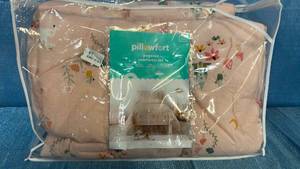 lot 2140 image: Pillowfort Pegasus Twin Comforter Set