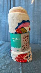 lot 2174 image: Pillowfort Kids Plush Throw Blanket - Pet Portrait Print