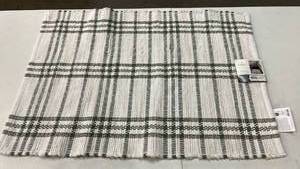 lot 2182 image: Hearth & Hand with Magnolia Accent Rug 24 in x 25 in