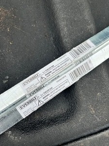 lot 124 image: Bundle of 4 Everbilt Chain Link Fence 58 in. Galvanized Steel Tension Bars