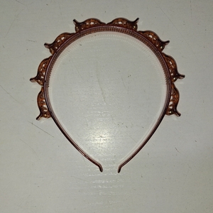 lot 23067 image: WOMENS HAIR BAND WITH HAIR CLIPS
