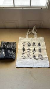 lot 17 image: Herb Print Canvas Tote Bag and Decorative Fabric-Wrapped photo frame set.