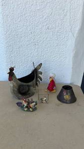 lot 39 image: Farmhouse Rooster and Chicken Decor Collection