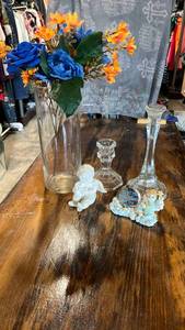 lot 61 image: Angel Figurine and Glass Home Decor Set