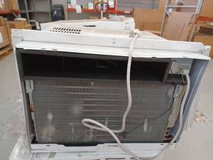 lot 17122 image: LG 18000 BTU Wind AC Unit, LW1822ERSM