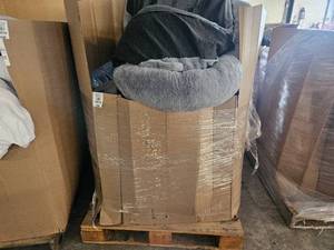 lot 5076 image: Huge Pallet of Bedding and Other Soft Good Items. Lot of Bang For The Buck $
