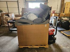 lot 5078 image: Huge Pallet of Bedding and Other Soft Good Items. Lot of Bang For The Buck $