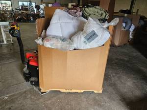 lot 5080 image: Huge Pallet of Bedding and Other Soft Good Items. Lot of Bang For The Buck $