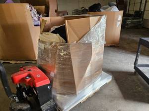 lot 5081 image: Huge Pallet of Bedding and Other Soft Good Items. Lot of Bang For The Buck $