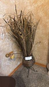 lot 43 image: Floral Arrangement Dried Grass Bundle with Decorative Vase