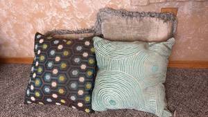 lot 67 image: Throw Pillows 4-Piece Set with Fringe Trim
