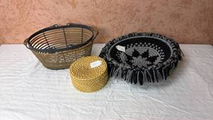 lot 94 image: Lot of 3 Woven Baskets with Handles Oval Round Black Natural Fiber