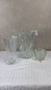 lot 102 image: Clear Glass Vases and Footed Bowl Set of 3