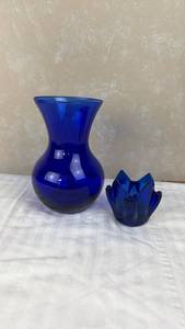 lot 103 image: Cobalt Blue Glass Vase and PartyLite Votive Candle Holder Set