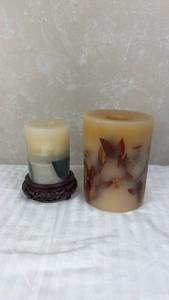 lot 106 image: Decorative Pillar Candles Set with Botanical Embeds and Carved Wood Stand