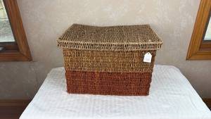 lot 125 image: Large Two-Tone Woven Seagrass Storage Basket with Lid