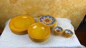 lot 131 image: TL Mulino Yellow Plasticware 30-Piece Set