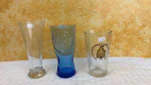 lot 158 image: Set of 3 Assorted Drinking Glasses Including Old Bushmills Distillery Pint Glass