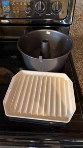 lot 174 image: Nonstick Angel Food Cake Pan and Broiler Tray Set
