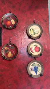 lot 179 image: Decorative Fruit Themed Wall 8  Plate Set