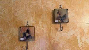 lot 182 image: Wine and Grapes Decorative Wall Hooks Set of 2
