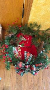 lot 195 image: Christmas Wreath and Holiday Kitchen Textile Set
