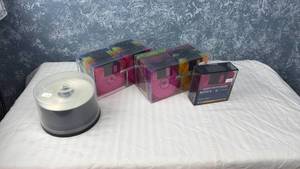 lot 208 image: Sony MiniDisc Media Lot Spindle Blank Discs and Cartridges