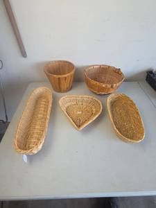 lot 289 image: Lot of 5 Woven Baskets Assorted Sizes and Shapes