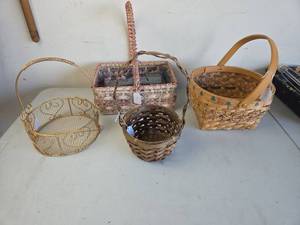 lot 290 image: Lot of 4 Decorative Baskets with Handles