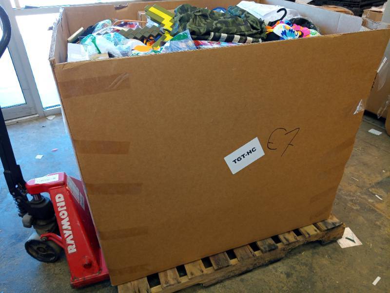 lot 1001 image: Odds and Ends Pallet, hundreds of items in the pallet,47 x 39 x 38 (40.3 Cubic Foot)