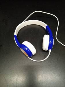 lot 1126 image: Onomoll Wired Headphones Blue White - Retail $15