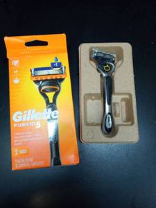 lot 1107 image: Gillette Fusion5 Razor Men 5 Blade Manual Razor  1 Handle  Black - Retail $134