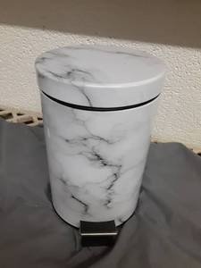 lot 637 image: mDesign Extra Small Modern 3-Liter.7 Gallon Round Metal Lidded Step Trash Can, Compact Garbage Bin with Removable Liner Bucket and Handle for Bathroom, Kitchen, Office, Garage - White Marble Print - Retail $2,293