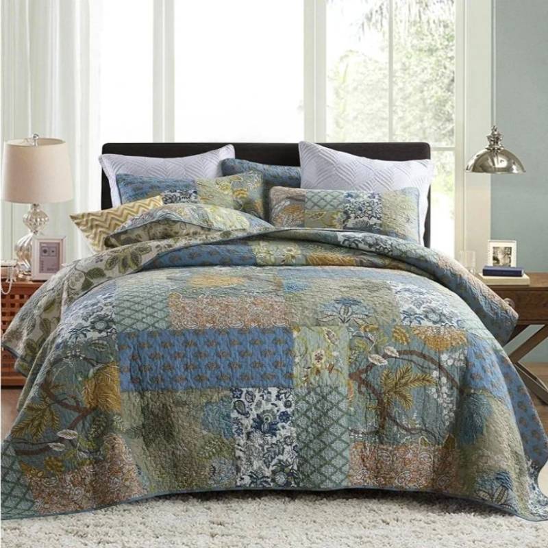 lot 19599 image: Floral Patchwork Quilt Bedspread Set Queen Size - Retail $65