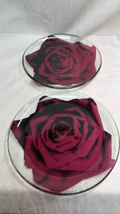 lot 37 image: Annie Glass 3232 Red Rose Plate Set of 2