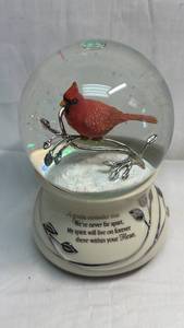 lot 72 image: Bradford Exchange Messenger From Heaven Musical Glitter Globe Cardinal