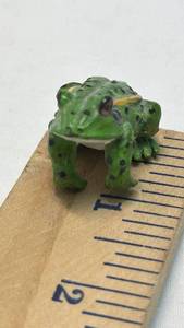 lot 76 image: Green Frog Figurine Miniature Spotted