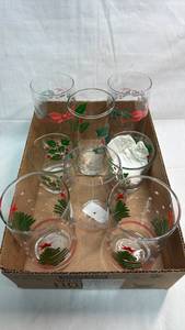 lot 108 image: Holiday Glassware Set 8 Pieces Christmas Trees Holly Ribbons Stars