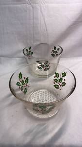 lot 143 image: Glass Bowl Set of 2 Holly Berry Design
