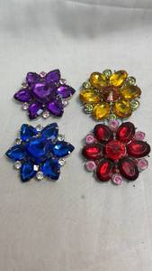 lot 178 image: 4-Piece Faceted Plastic Brooch Set Purple Blue Yellow Red