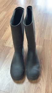 lot 214 image: Steel toe Slip Resistant Rubber Boots Pair (Size 9)