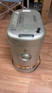 lot 218 image: Royal VF1700mx Crosscut Paper Shredder 17 Sheets Maximum