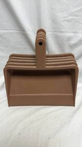 lot 277 image: Tan Plastic Dustpan with Handle (Lot of 5)
