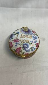 lot 285 image: Porcelain Hinged Box 24K Gold I Love You Floral