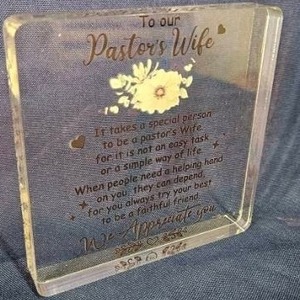 lot 107 image: Pastors Wife Acrylic Decorative Plaque&nbsp