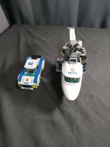 lot 6302 image: LEGO Police Minifigure Vehicles Lot 2 Pieces 60139