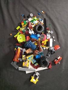 lot 6342 image: LEGO Building Bricks and Pieces Lot Mixed Colors Vehicles Minifigures