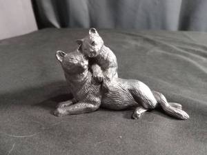 lot 6356 image: Micheal Ricker Pewter mother cat and kitten figurine.
