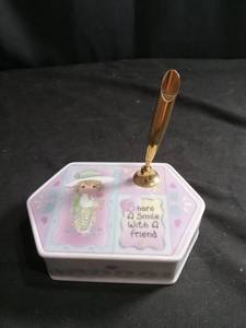 lot 6175 image: Precious Moments by Enesco Ceramic Pen Holder Desk Set - Share A Smile With A Friend