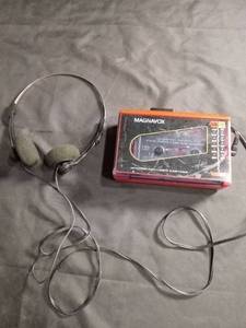 lot 6184 image: Magnavox D6648 AMFM Stereo Radio Cassette Player with Headphones